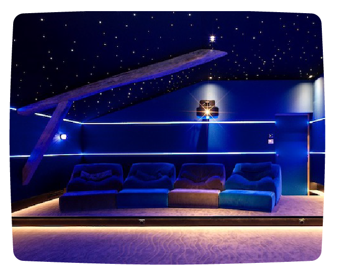 Salle de cinéma privée avec ambiance immersive