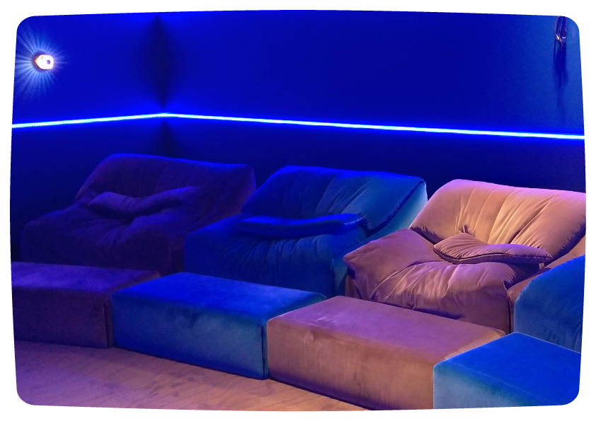 Salle de cinéma privée Abyss avec vidéoprojecteur 4K