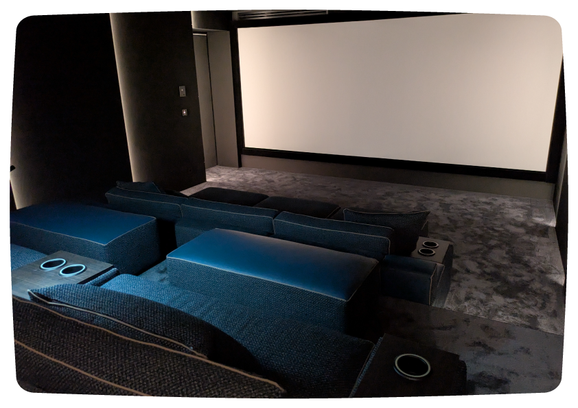 Salle home cinéma privée Black Panther à Cannes